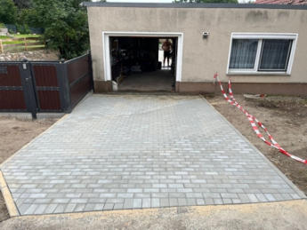 Pflasterarbeiten an einer Einfahrt